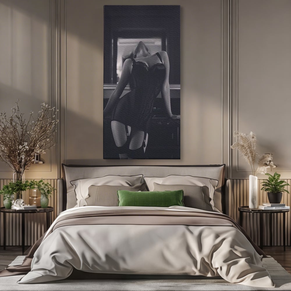 Tablou canvas cu tablou canvas cu silueta feminina, fara rama, pe sasiu de lemn, pe perete intr-un dormitor